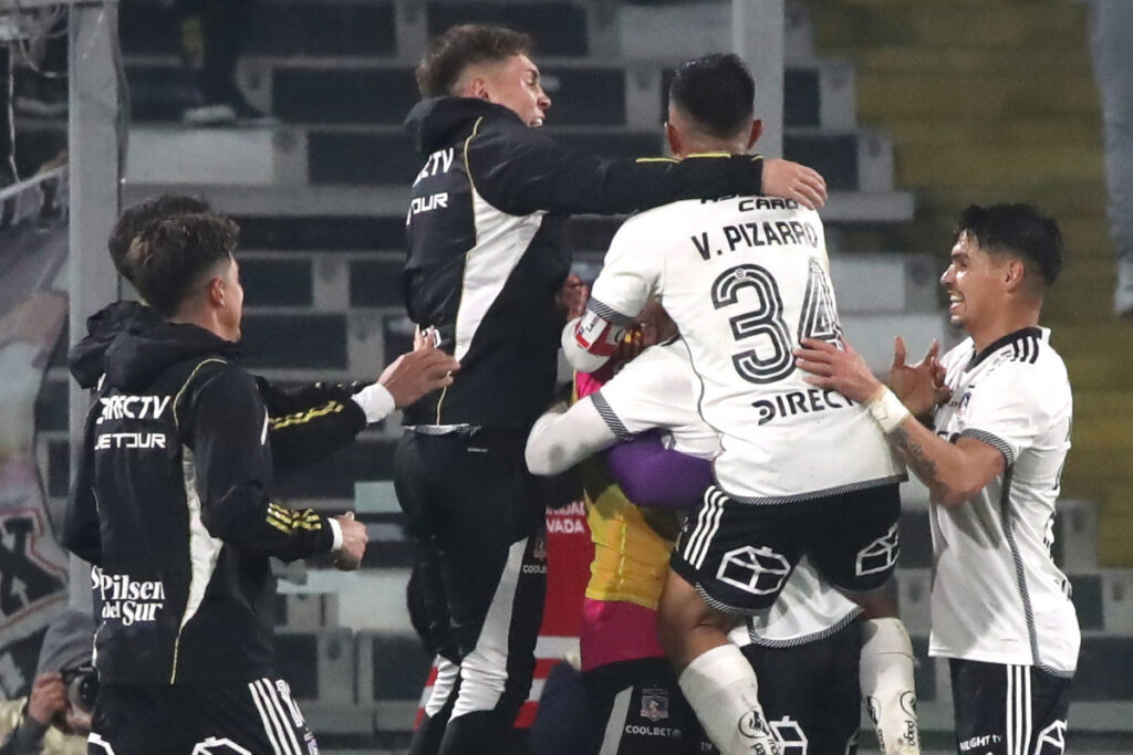 Jugadores de Colo-Colo celebrando un gol.