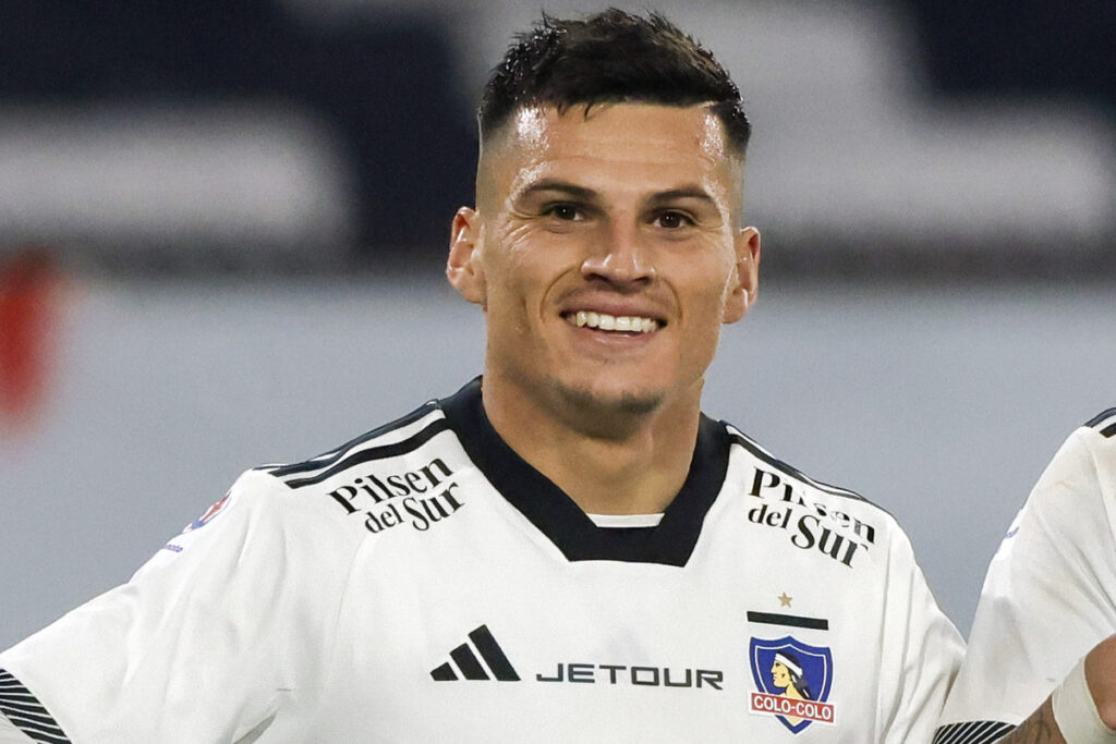 Primer plano de Lucas Cepeda con camiseta de Colo-Colo.