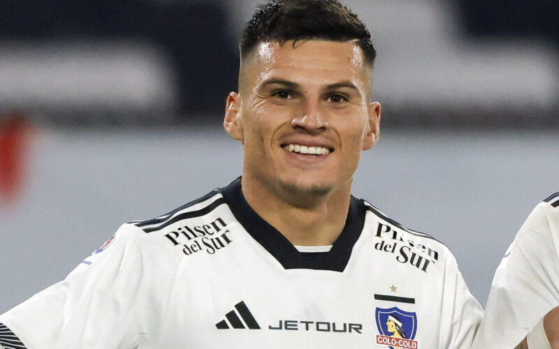Primer plano de Lucas Cepeda con camiseta de Colo-Colo.