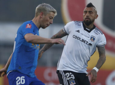 Arturo Vidal disputando un balón en un partido entre Colo-Colo y Deportes Santa Cruz por Copa Chile.