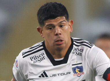 Primer plano de Esteban Pavez con la camiseta de Colo-Colo.