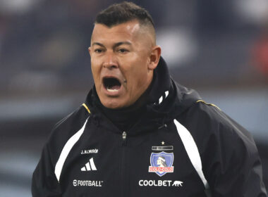 Primer plano de Jorge Almirón con indumentaria de Colo-Colo.