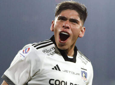Primer plano de Carlos Palacios con la camiseta de Colo-Colo.