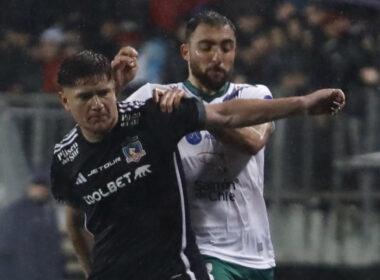 Leonardo Gil disputando un balón con un jugador de Deportes Puerto Montt.