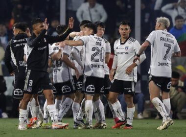 Jugadores de Colo-Colo abrazados celebrando un gol frente a O'Higgins.