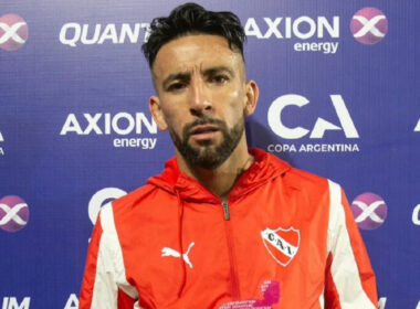 Primer plano de Mauricio Isla con ropa de Independiente de Avellaneda.