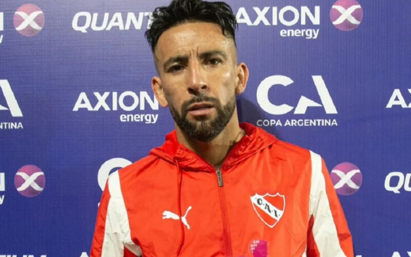 Primer plano de Mauricio Isla con ropa de Independiente de Avellaneda.