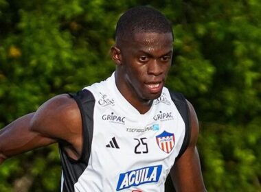 Primer plano de Andrés Colorado con la camiseta de Junior de Barranquilla.