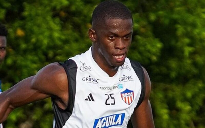 Primer plano de Andrés Colorado con la camiseta de Junior de Barranquilla.