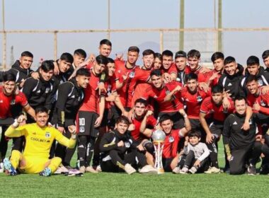 Jugadores de Colo-Colo Proyección posando para una foto.