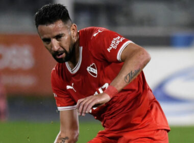 Primer plano de Mauricio Isla con la camiseta de Independiente de Avellaneda.