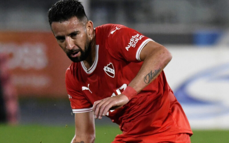 Primer plano de Mauricio Isla con la camiseta de Independiente de Avellaneda.