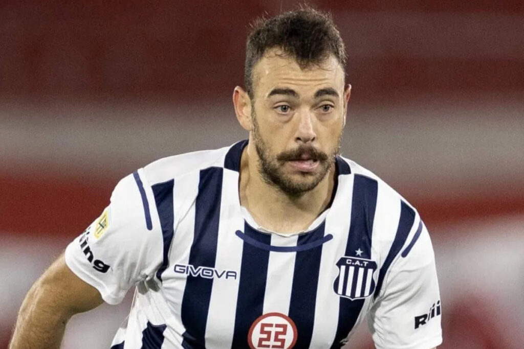 Primer plano de Matías Catalán con la camiseta de Talleres de Córdoba.