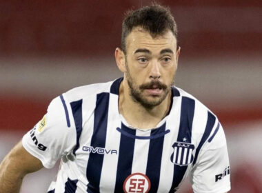 Primer plano de Matías Catalán con la camiseta de Talleres de Córdoba.