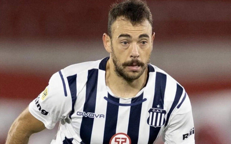 Primer plano de Matías Catalán con la camiseta de Talleres de Córdoba.