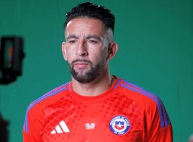 Primer plano de Mauricio Isla con la camiseta de La Roja.