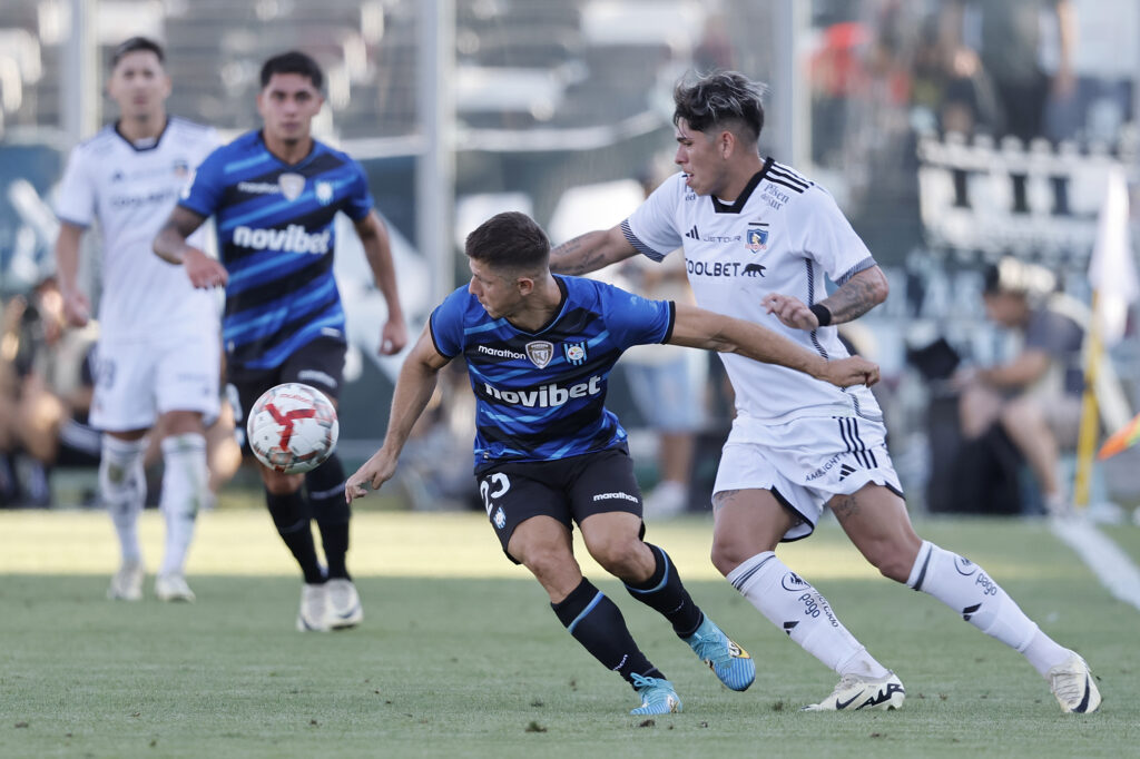 El jugador de Colo-Colo Carlos Palacios,  derecha, disputa el balon con Cris Martinez de Huachipato.