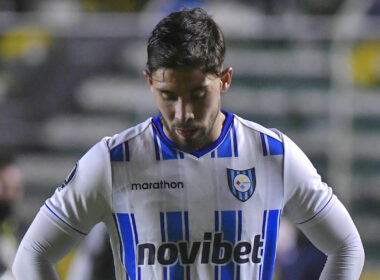 El jugador de Huachipato, Felipe Loyola, enfrentando a The Strongest