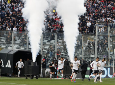 Jugadores de Colo-Colo saliendo del túnel hacia el terreno de juego en el Estadio Monumental.