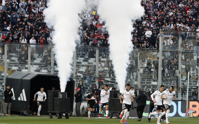 Jugadores de Colo-Colo saliendo del túnel hacia el terreno de juego en el Estadio Monumental.