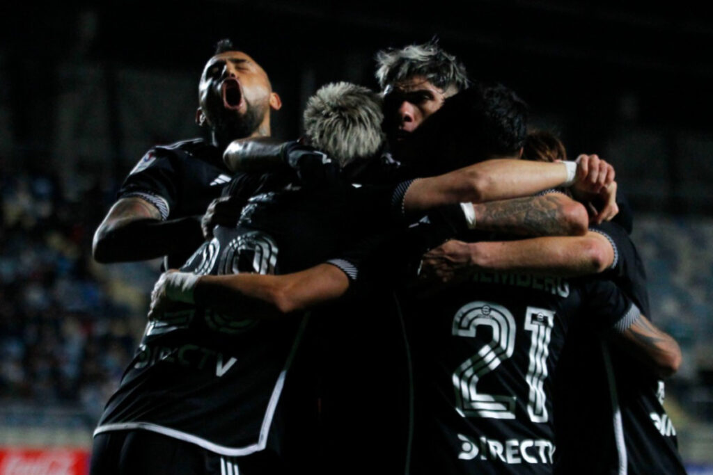 Jugadores de Colo-Colo celebrando un gol frente a Ohiggins