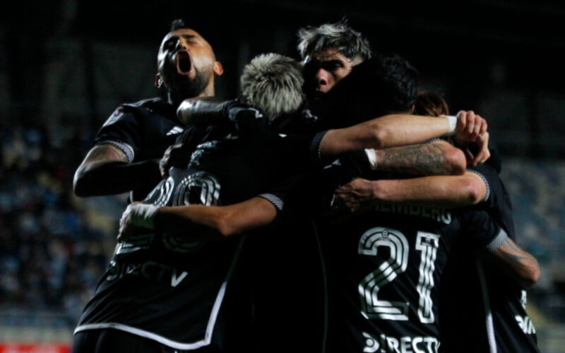 Jugadores de Colo-Colo celebrando un gol frente a Ohiggins