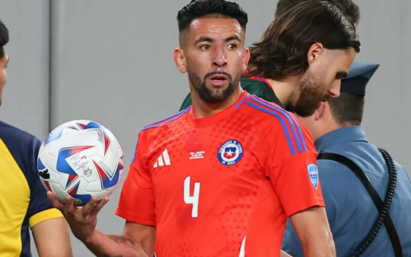 El jugador de la selección chilena, Mauricio Isla, disputando la Copa América