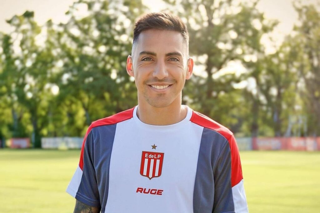 Javier Correa con camiseta de entrenamiento de Estudiantes de La Plata.
