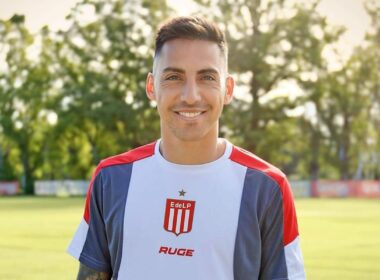 Javier Correa con camiseta de entrenamiento de Estudiantes de La Plata.