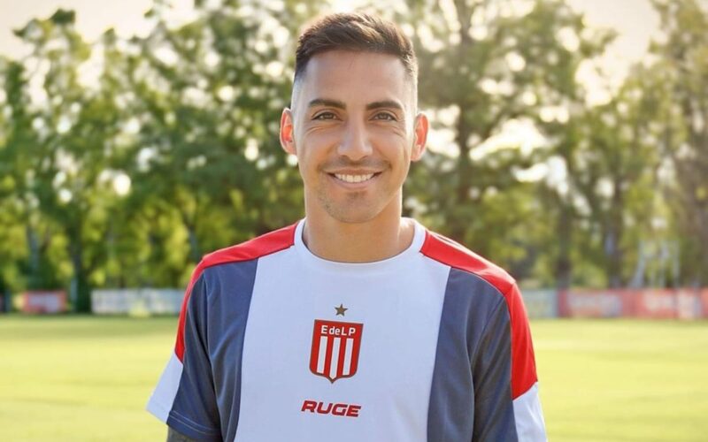 Javier Correa con camiseta de entrenamiento de Estudiantes de La Plata.