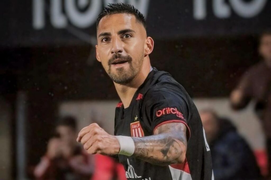 Javier Correa celebrando un gol con la camiseta de Estudiante de La Plata.