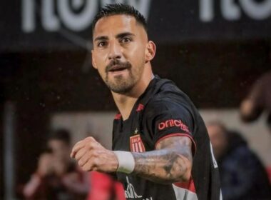Javier Correa celebrando un gol con la camiseta de Estudiante de La Plata.