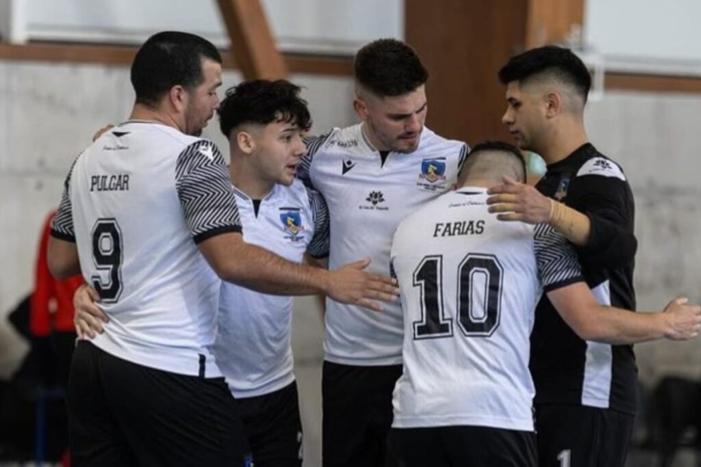 Jugadores de Colo-Colo Futsal celebrando un gol.