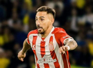 Javier Correa durante un partido con Estudiantes de La Plata.