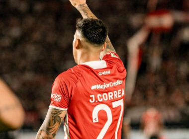 El nuevo delantero de Colo-Colo, Javier Correa, celebrando un gol