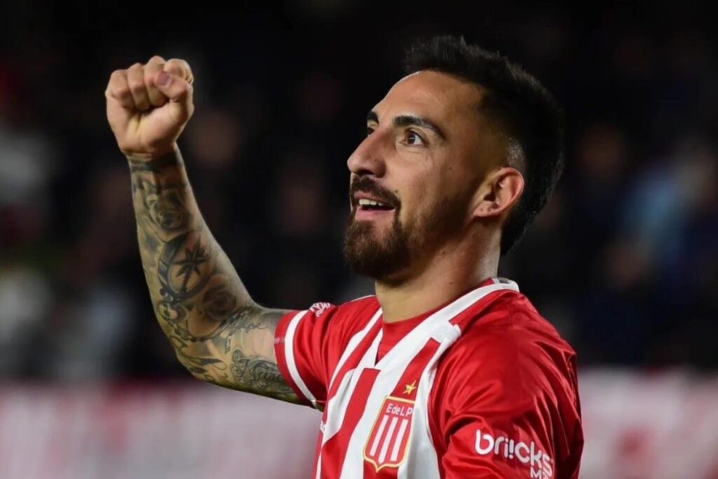 Javier Correa celebrando un gol con Estudiantes de La Plata