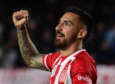 Javier Correa celebrando un gol con Estudiantes de La Plata