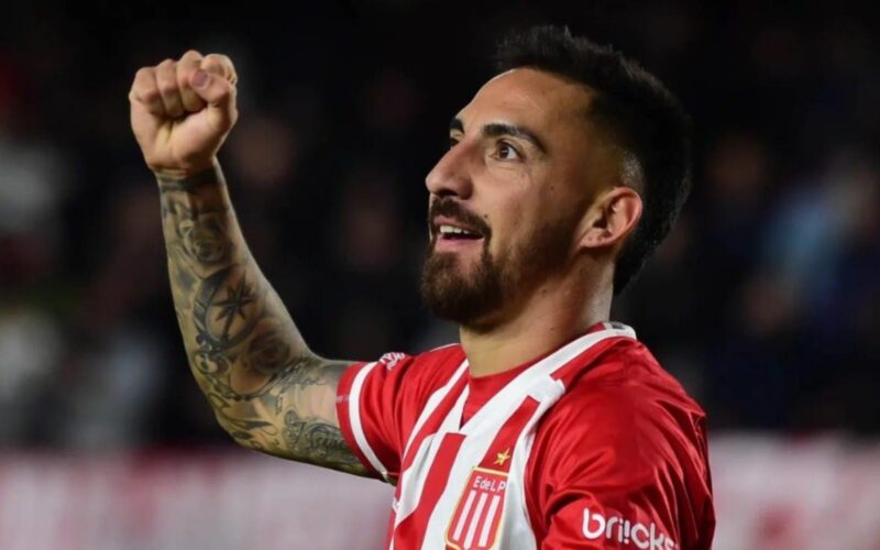Javier Correa celebrando un gol con Estudiantes de La Plata
