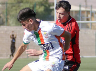 El jugador de Colo-Colo, Leandro Hernández, disputando un balón