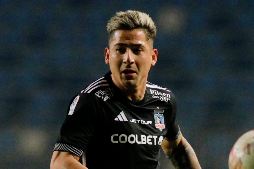 Primer plano a Guillermo Paiva con camiseta negra de Colo-Colo