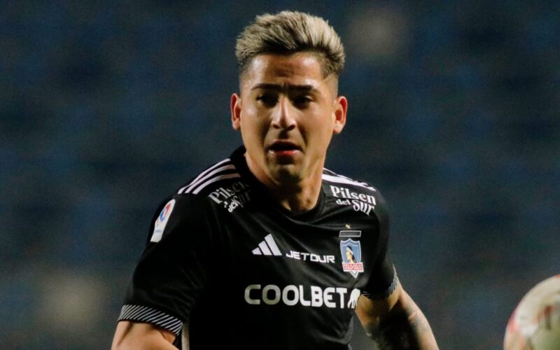 Primer plano a Guillermo Paiva con camiseta negra de Colo-Colo