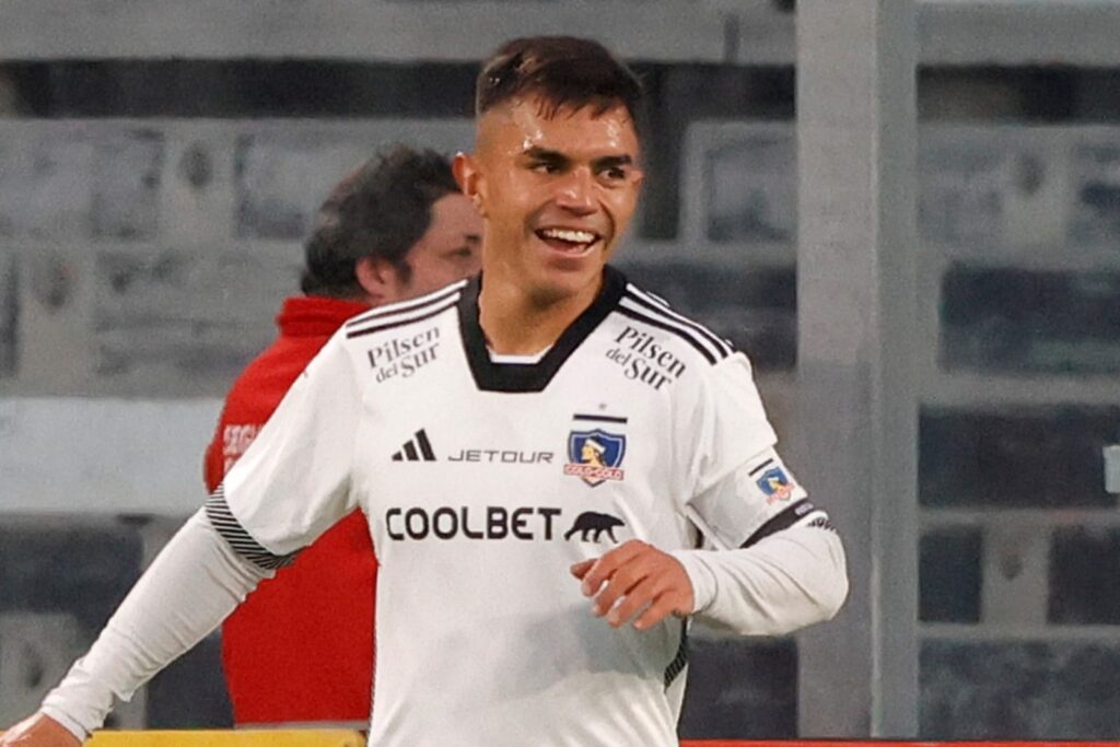 Vicente Pizarro celebrando un gol con la camiseta de Colo-Colo.