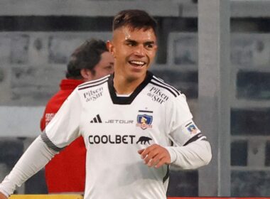 Vicente Pizarro celebrando un gol con la camiseta de Colo-Colo.