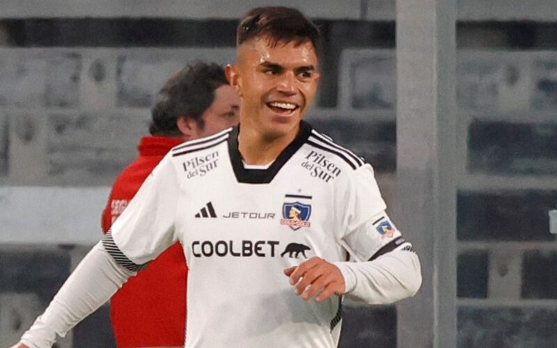 Vicente Pizarro celebrando un gol con la camiseta de Colo-Colo.