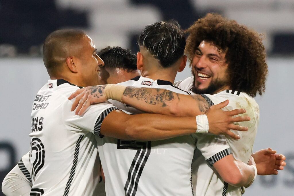 Jugadores de Colo-Colo celebrando un gol.