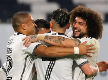 Jugadores de Colo-Colo celebrando un gol.