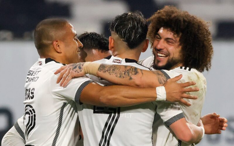 Jugadores de Colo-Colo celebrando un gol.