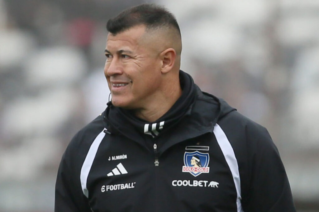 El entrenador de Colo Colo Jorge Almiron durante el partido de Copa Chile
