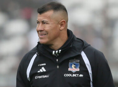 El entrenador de Colo Colo Jorge Almiron durante el partido de Copa Chile