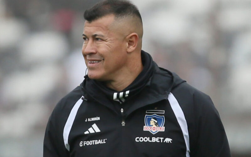 El entrenador de Colo Colo Jorge Almiron durante el partido de Copa Chile